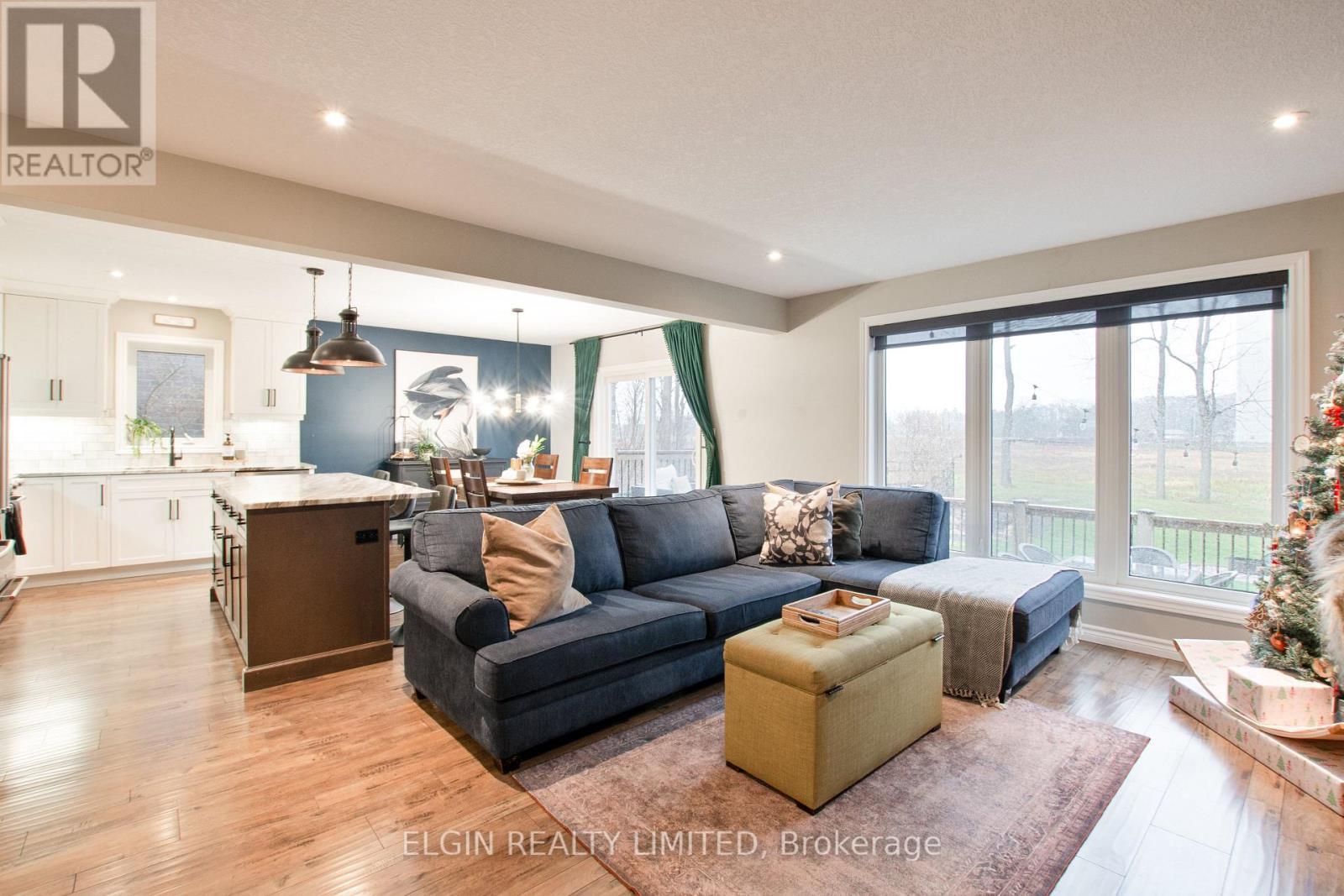 184 Emery Street, Central Elgin, ON - Indoor Photo Showing Living Room