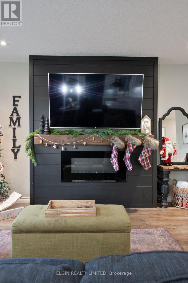 184 Emery Street, Central Elgin, ON - Indoor Photo Showing Living Room