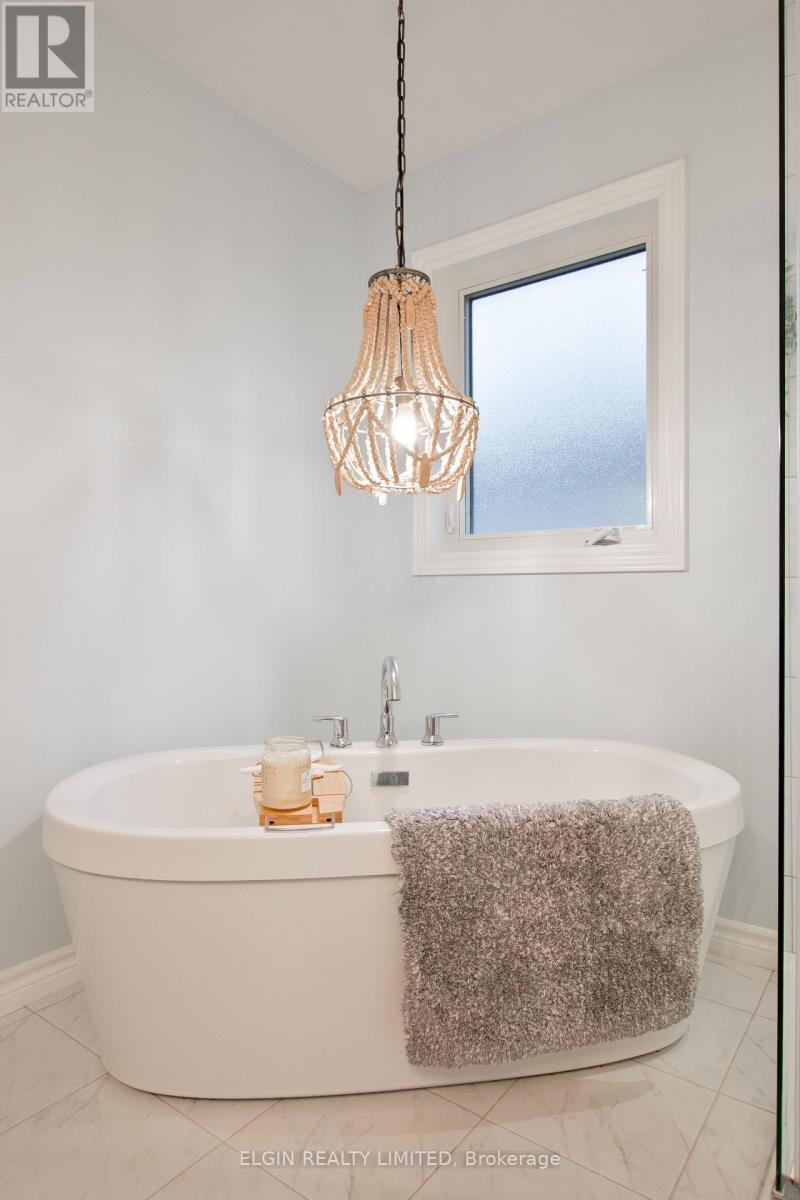184 Emery Street, Central Elgin, ON - Indoor Photo Showing Bathroom