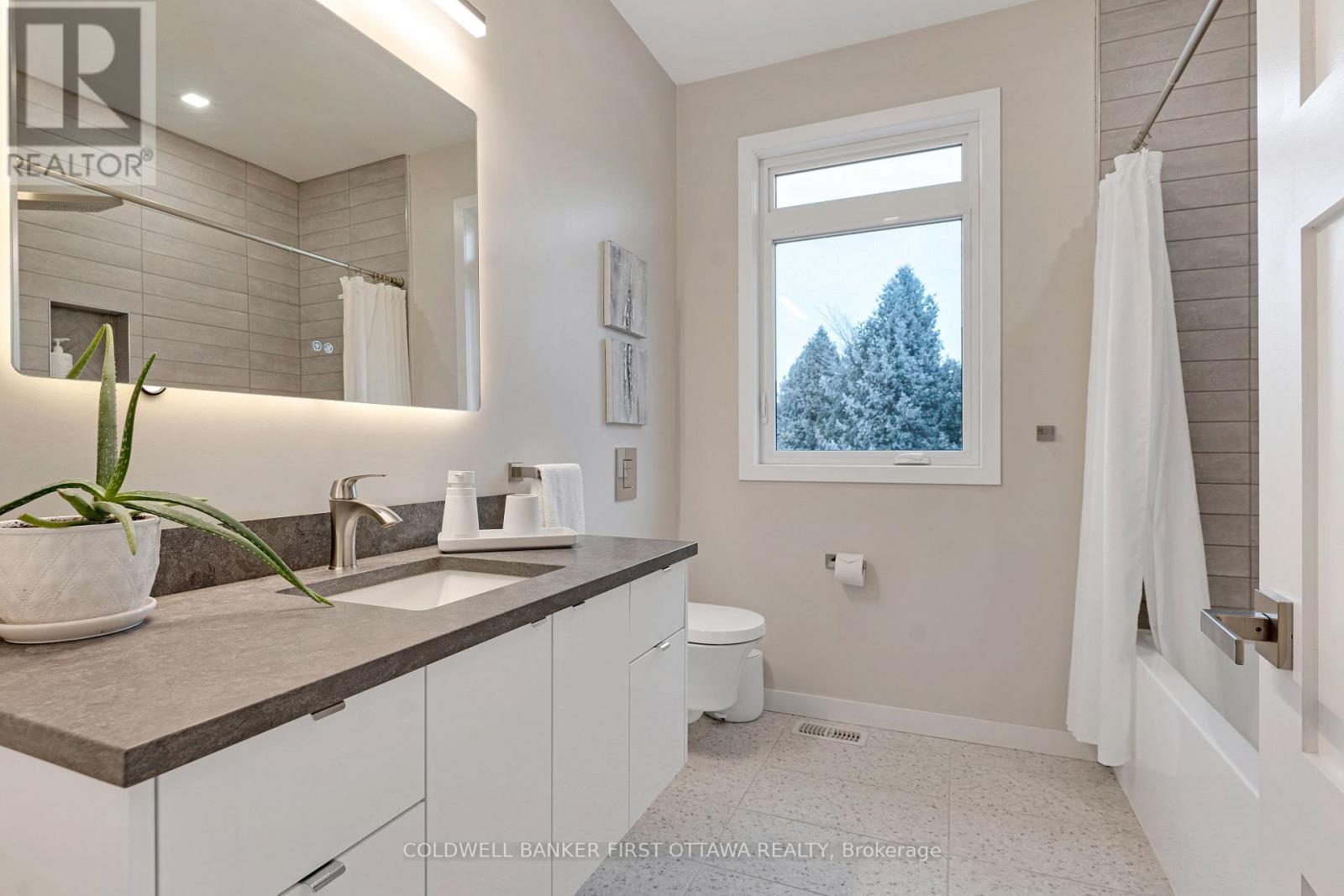 4-pc bathroom quartz vanity & touch screen mirror - 462 Althorpe Road, Tay Valley, ON - Indoor Photo Showing Bathroom