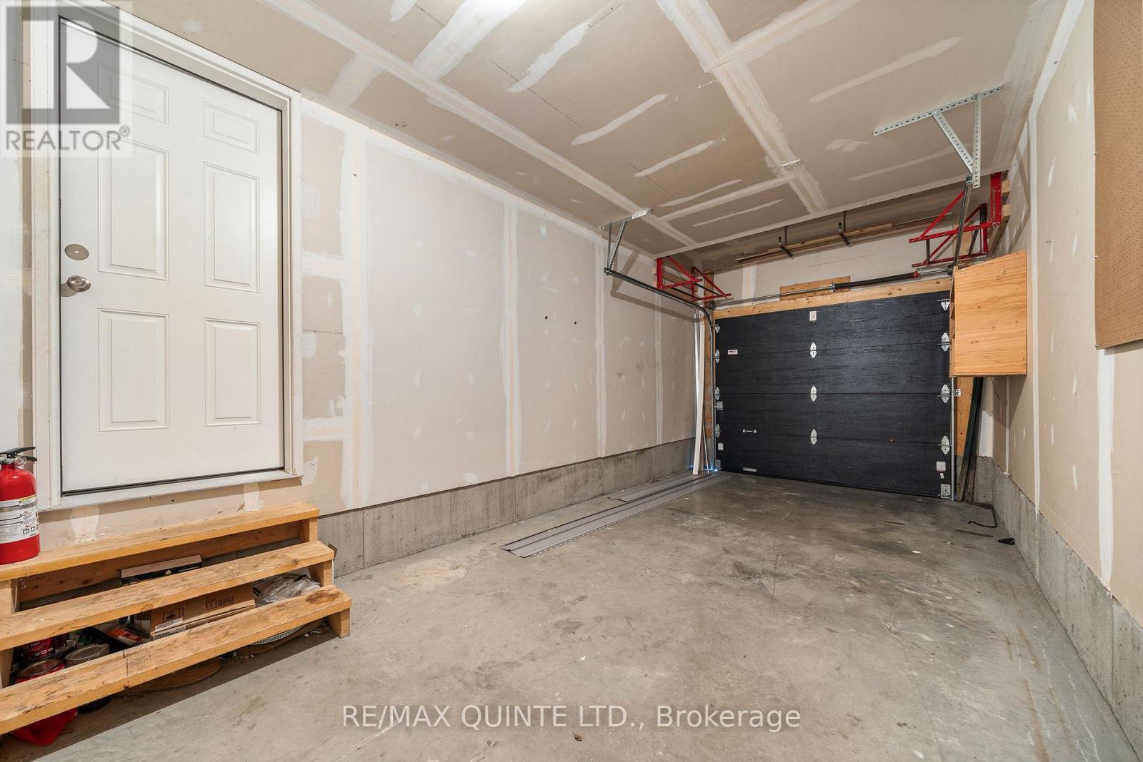 121 Kanvers Way, Greater Napanee (Greater Napanee), ON - Indoor Photo Showing Garage