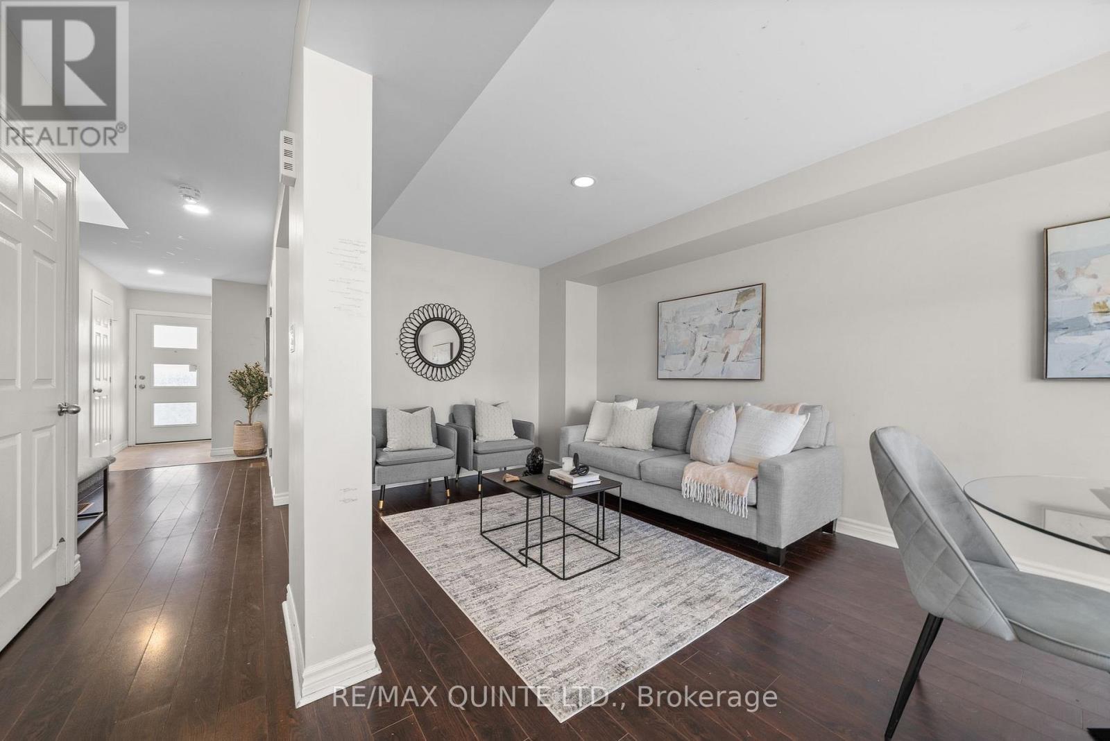 121 Kanvers Way, Greater Napanee (Greater Napanee), ON - Indoor Photo Showing Living Room