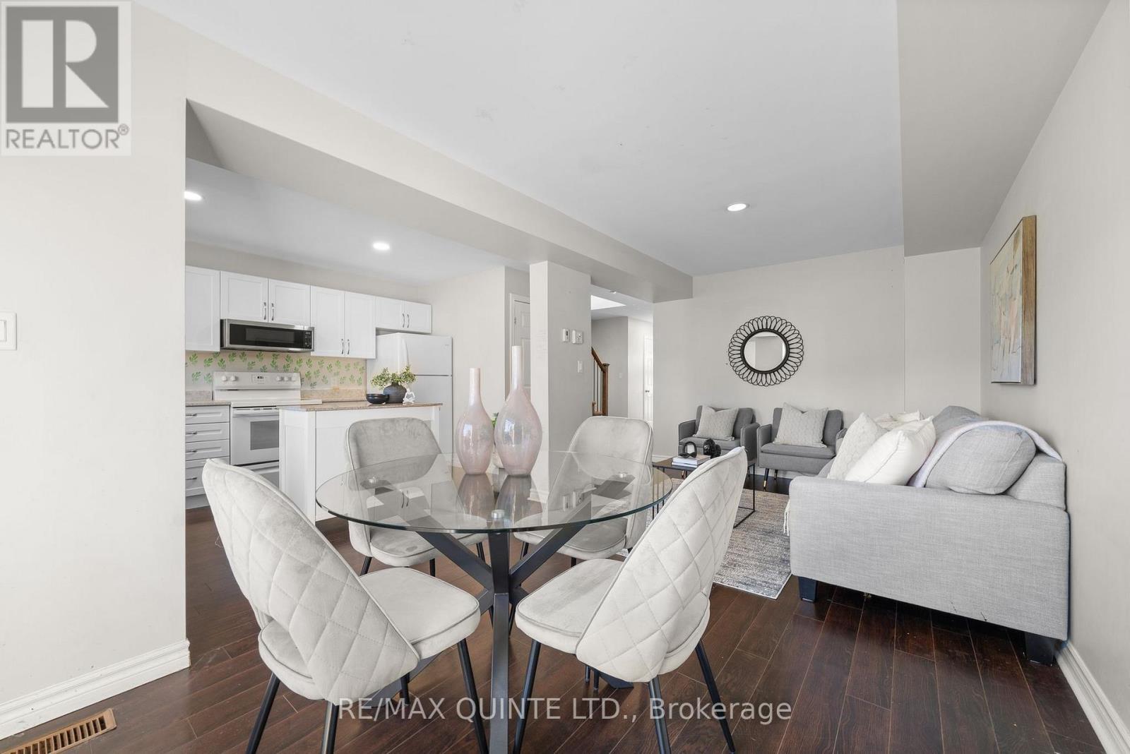 121 Kanvers Way, Greater Napanee (Greater Napanee), ON - Indoor Photo Showing Dining Room