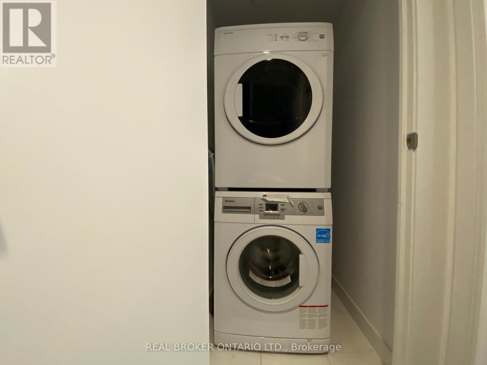 1607 - 68 Shuter Street, Toronto, ON - Indoor Photo Showing Laundry Room