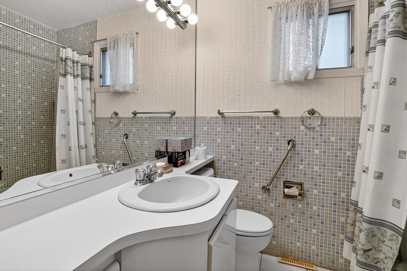 Salle de bains - 1865 Rue Ferrier, Laval (Chomedey), QC - Indoor Photo Showing Bathroom