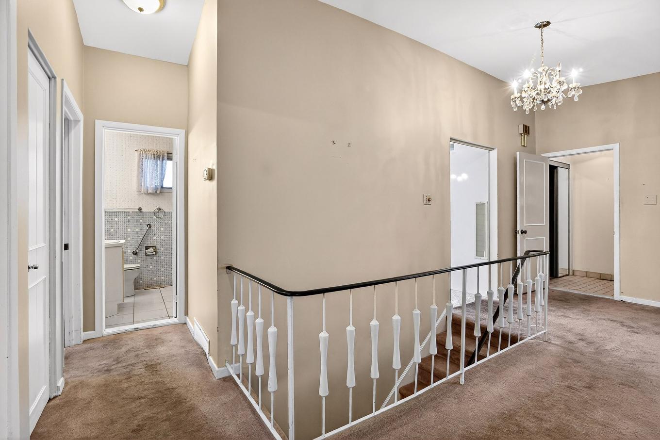 Hall d'entrée/Vestibule - 1865 Rue Ferrier, Laval (Chomedey), QC - Indoor Photo Showing Other Room