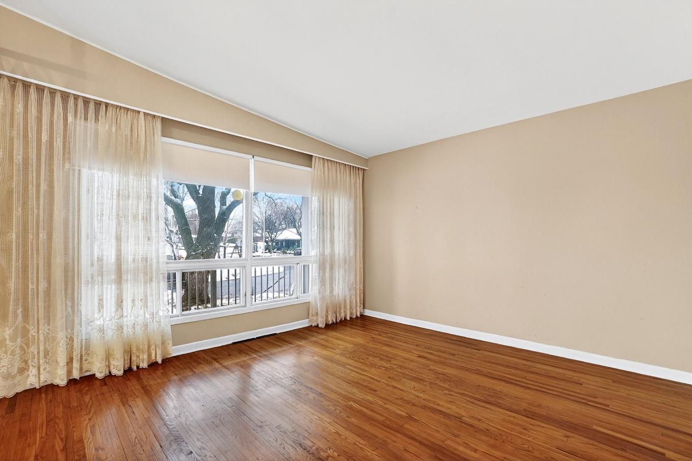 Salon - 1865 Rue Ferrier, Laval (Chomedey), QC - Indoor Photo Showing Other Room