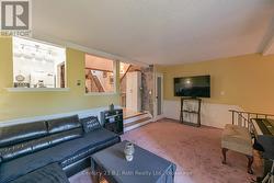 Easy floor plan to dining room -