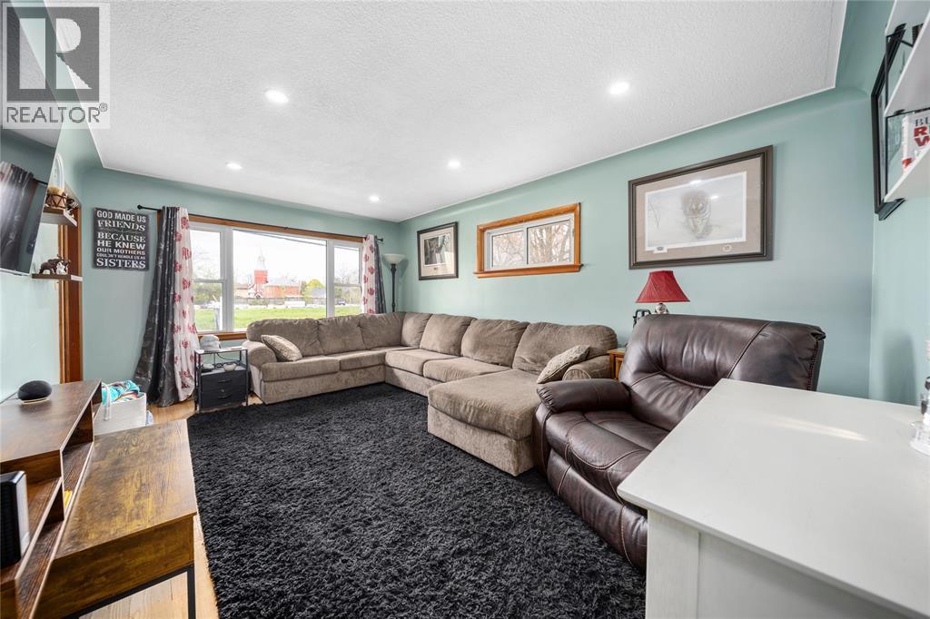 19 Broadway Street, Lambton Shores, ON - Indoor Photo Showing Living Room
