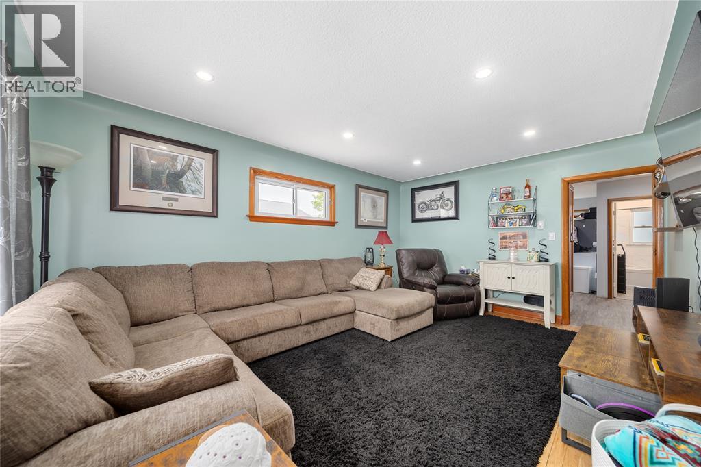 19 Broadway Street, Lambton Shores, ON - Indoor Photo Showing Living Room