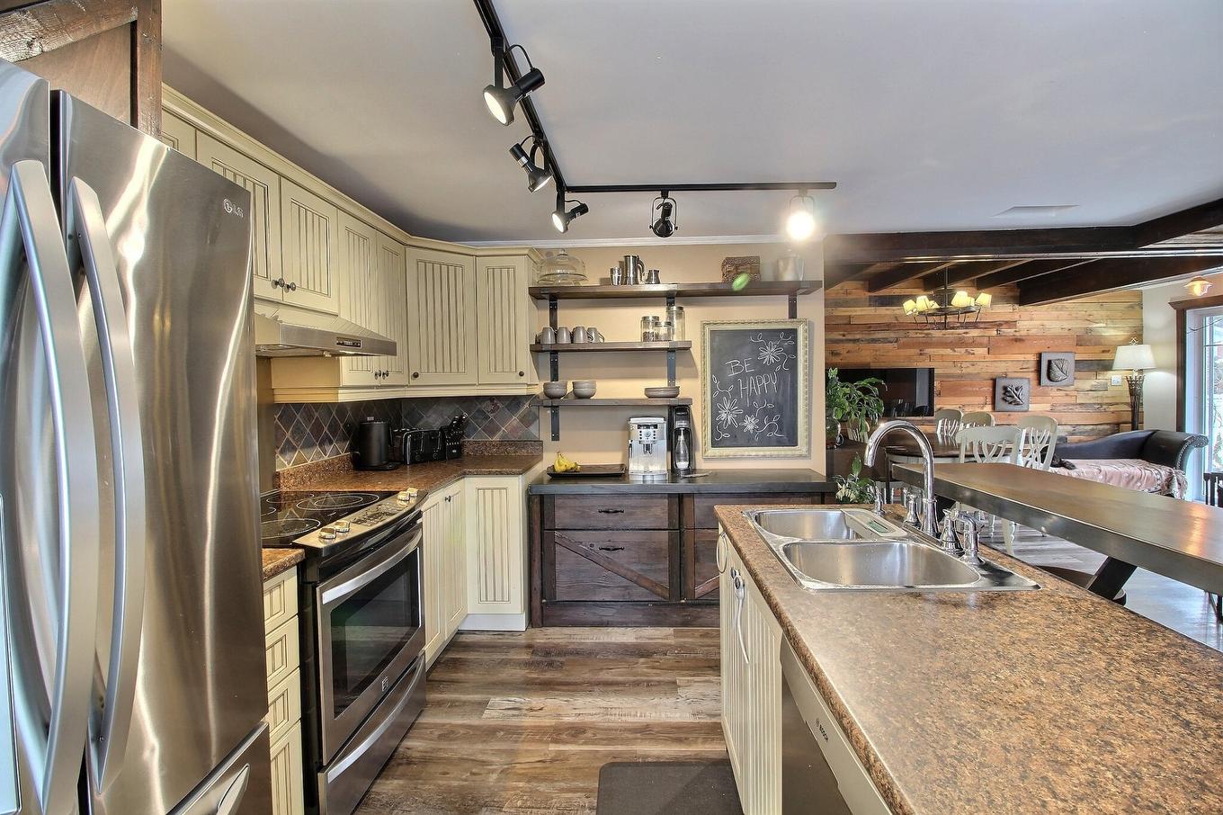 Cuisine - 398 Rue Fraser, Magog, QC - Indoor Photo Showing Kitchen With Double Sink