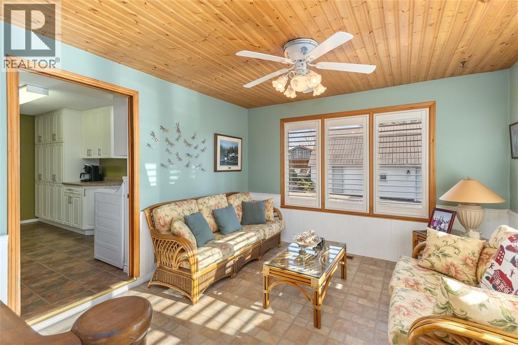 7884 Birnam Line, Warwick-Watford, ON - Indoor Photo Showing Living Room