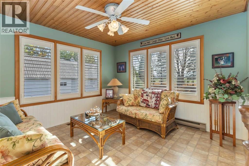 7884 Birnam Line, Warwick-Watford, ON - Indoor Photo Showing Living Room