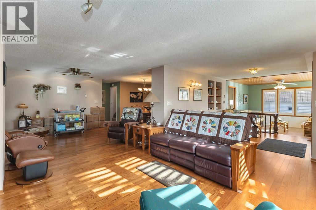 7884 Birnam Line, Warwick-Watford, ON - Indoor Photo Showing Living Room