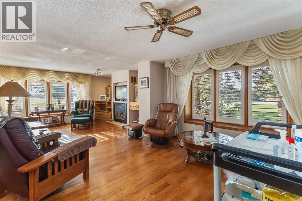 7884 Birnam Line, Warwick-Watford, ON - Indoor Photo Showing Living Room