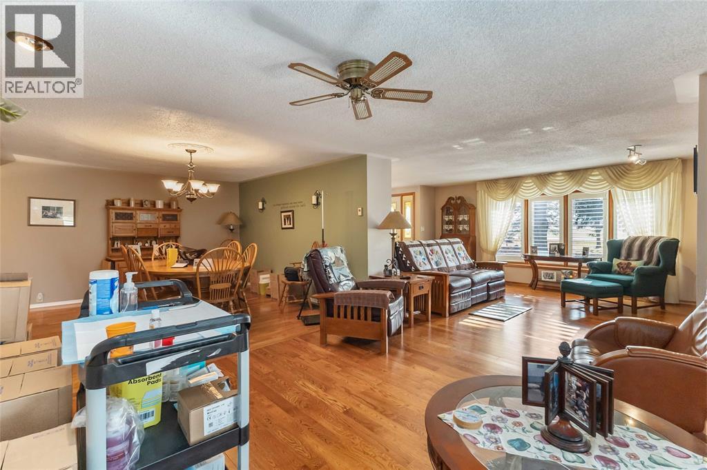 7884 Birnam Line, Warwick-Watford, ON - Indoor Photo Showing Living Room