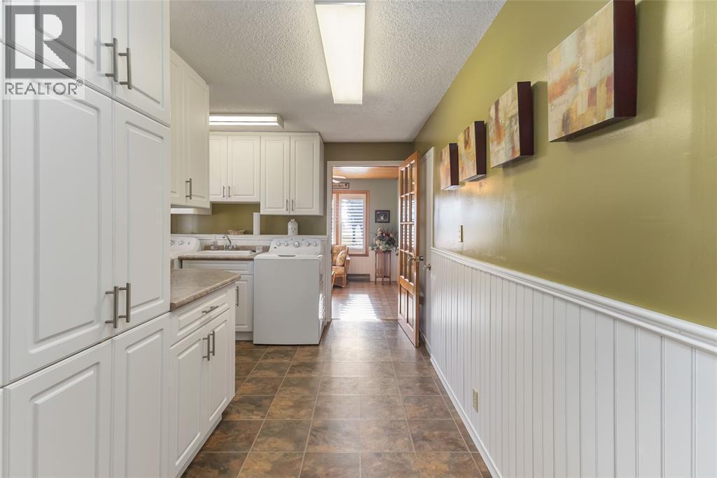 7884 Birnam Line, Warwick-Watford, ON - Indoor Photo Showing Laundry Room