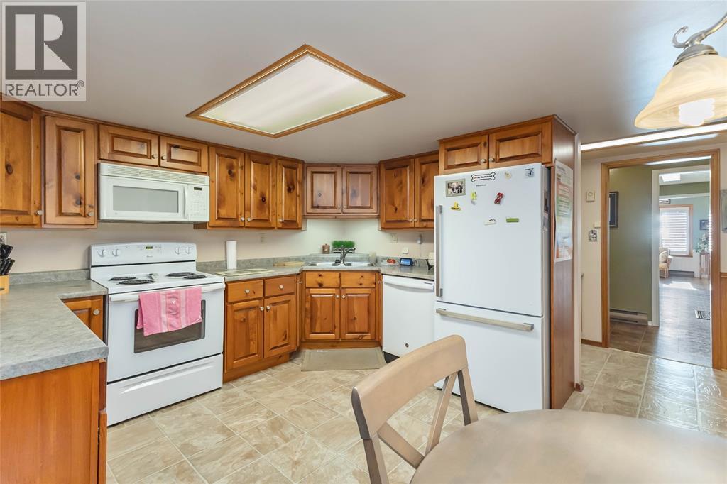 7884 Birnam Line, Warwick-Watford, ON - Indoor Photo Showing Kitchen