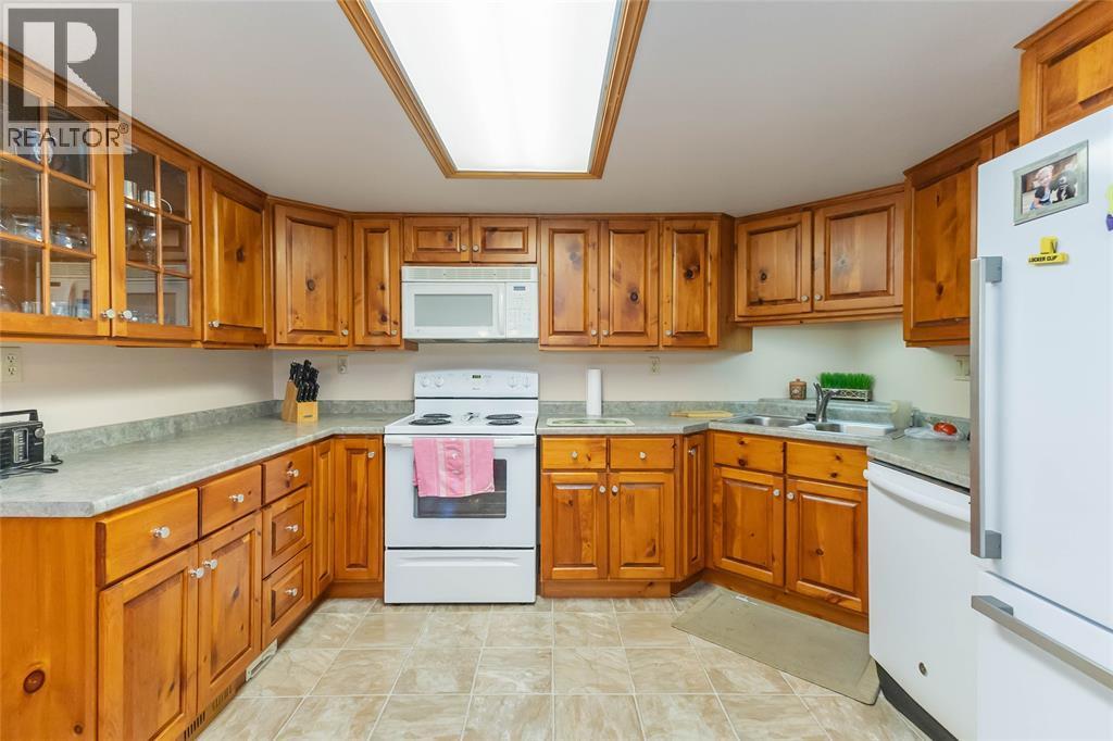 7884 Birnam Line, Warwick-Watford, ON - Indoor Photo Showing Kitchen With Double Sink