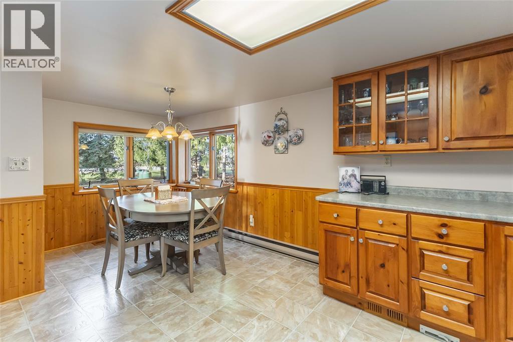 7884 Birnam Line, Warwick-Watford, ON - Indoor Photo Showing Dining Room