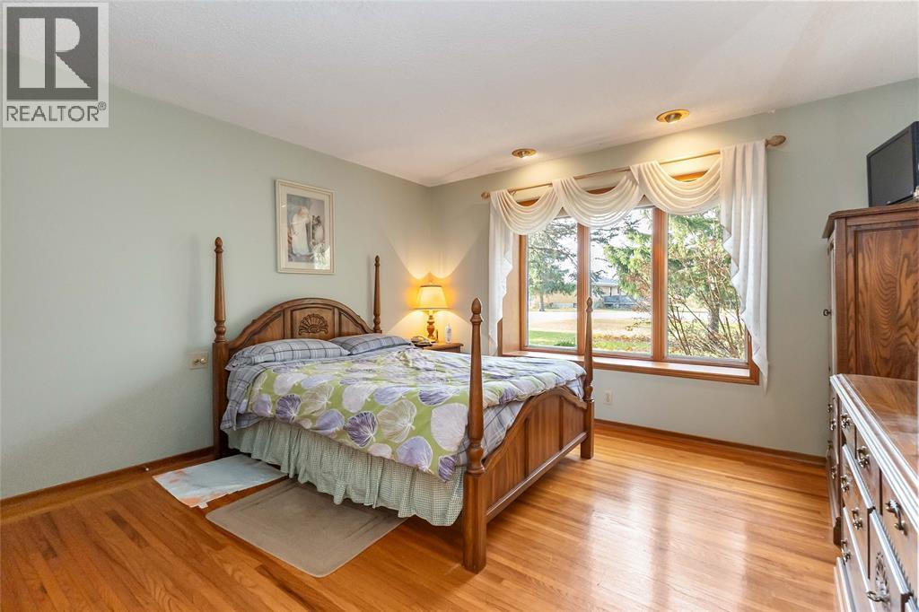 7884 Birnam Line, Warwick-Watford, ON - Indoor Photo Showing Bedroom