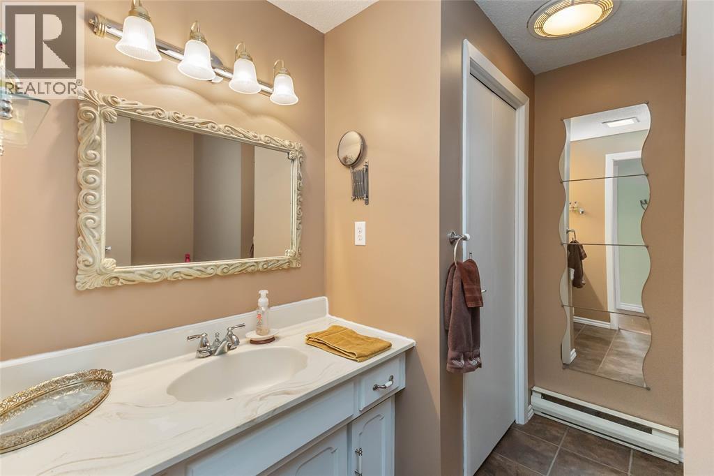 7884 Birnam Line, Warwick-Watford, ON - Indoor Photo Showing Bathroom
