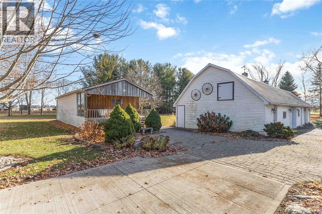 7884 Birnam Line, Warwick-Watford, ON - Outdoor