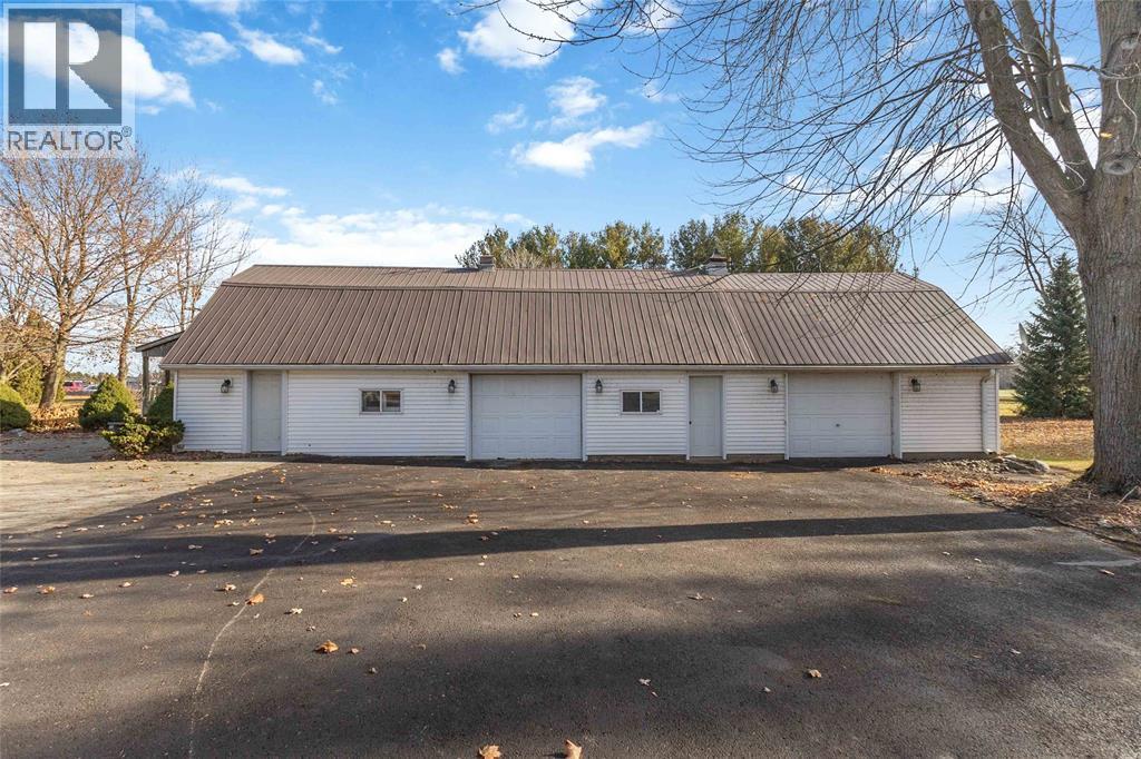 7884 Birnam Line, Warwick-Watford, ON - Outdoor