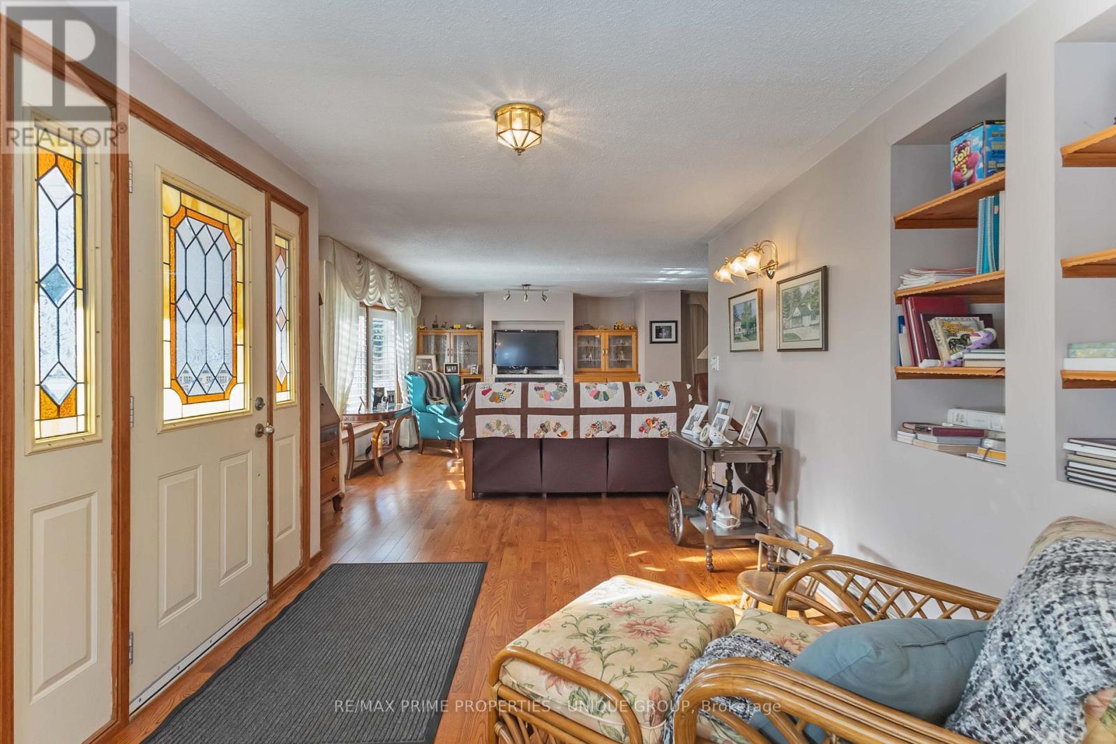 7884 Birnam Line, Warwick, ON - Indoor Photo Showing Living Room