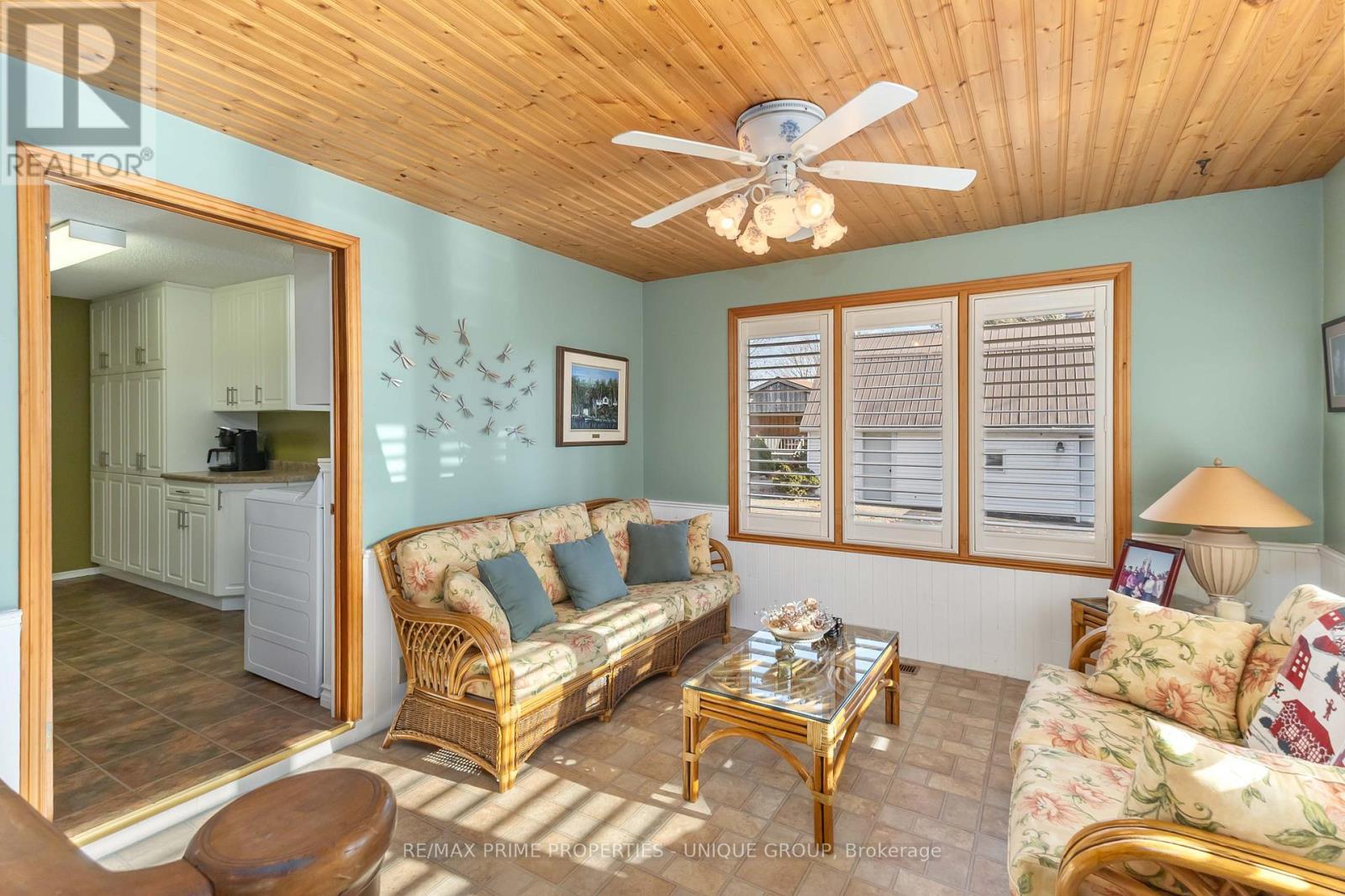 7884 Birnam Line, Warwick, ON - Indoor Photo Showing Living Room