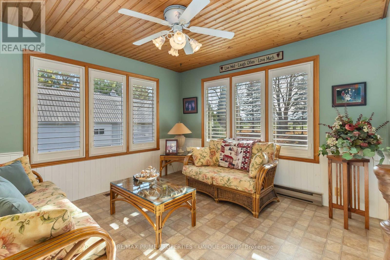 7884 Birnam Line, Warwick, ON - Indoor Photo Showing Living Room