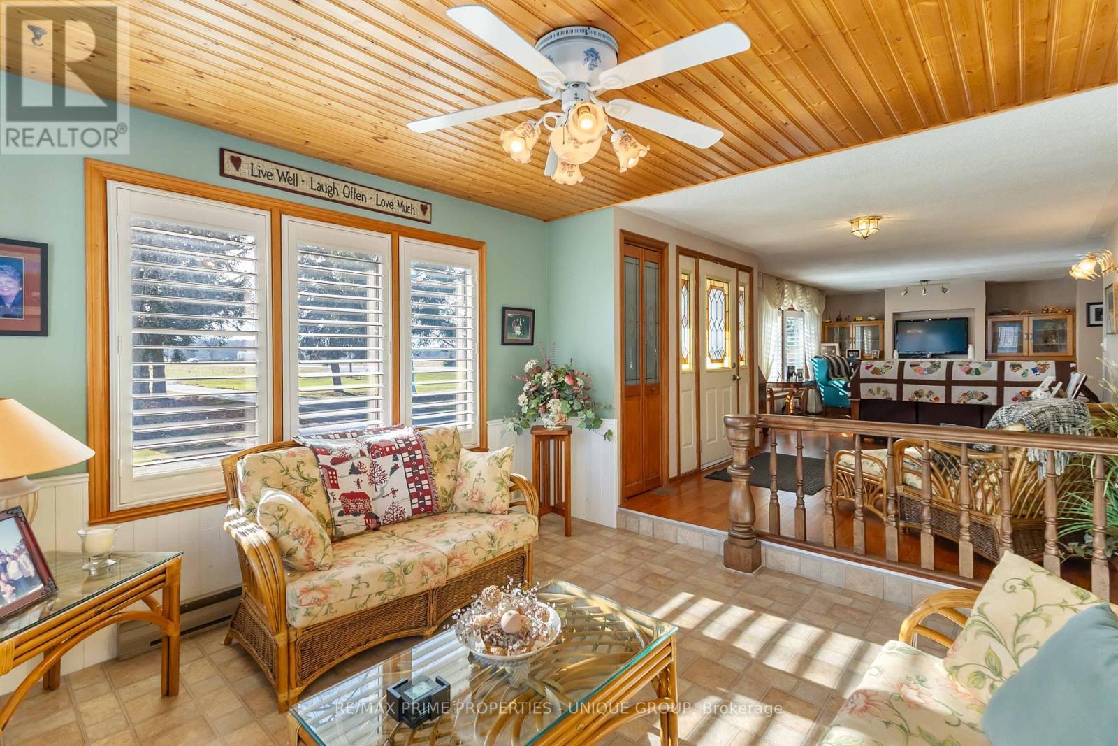 7884 Birnam Line, Warwick, ON - Indoor Photo Showing Living Room