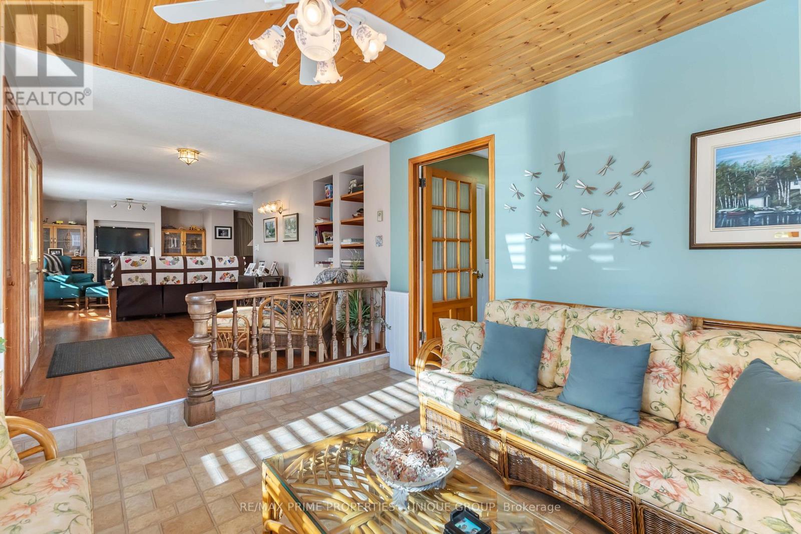 7884 Birnam Line, Warwick, ON - Indoor Photo Showing Living Room
