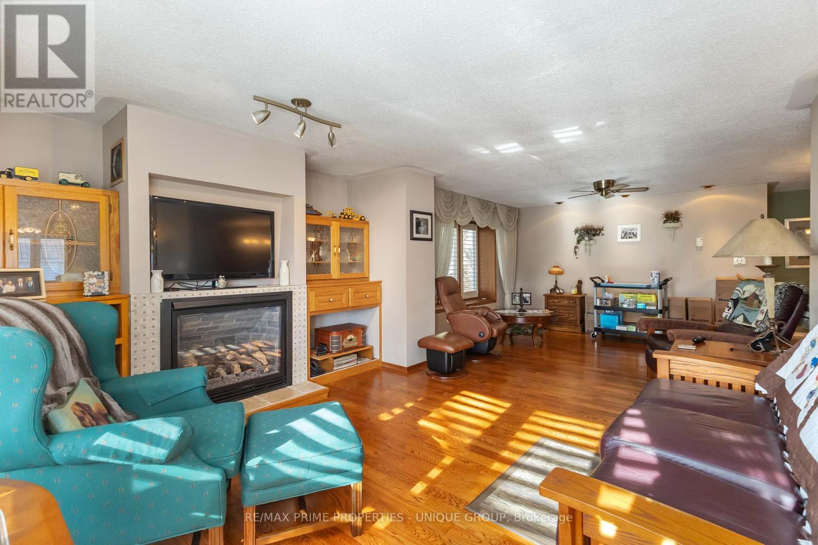 7884 Birnam Line, Warwick, ON - Indoor Photo Showing Living Room With Fireplace