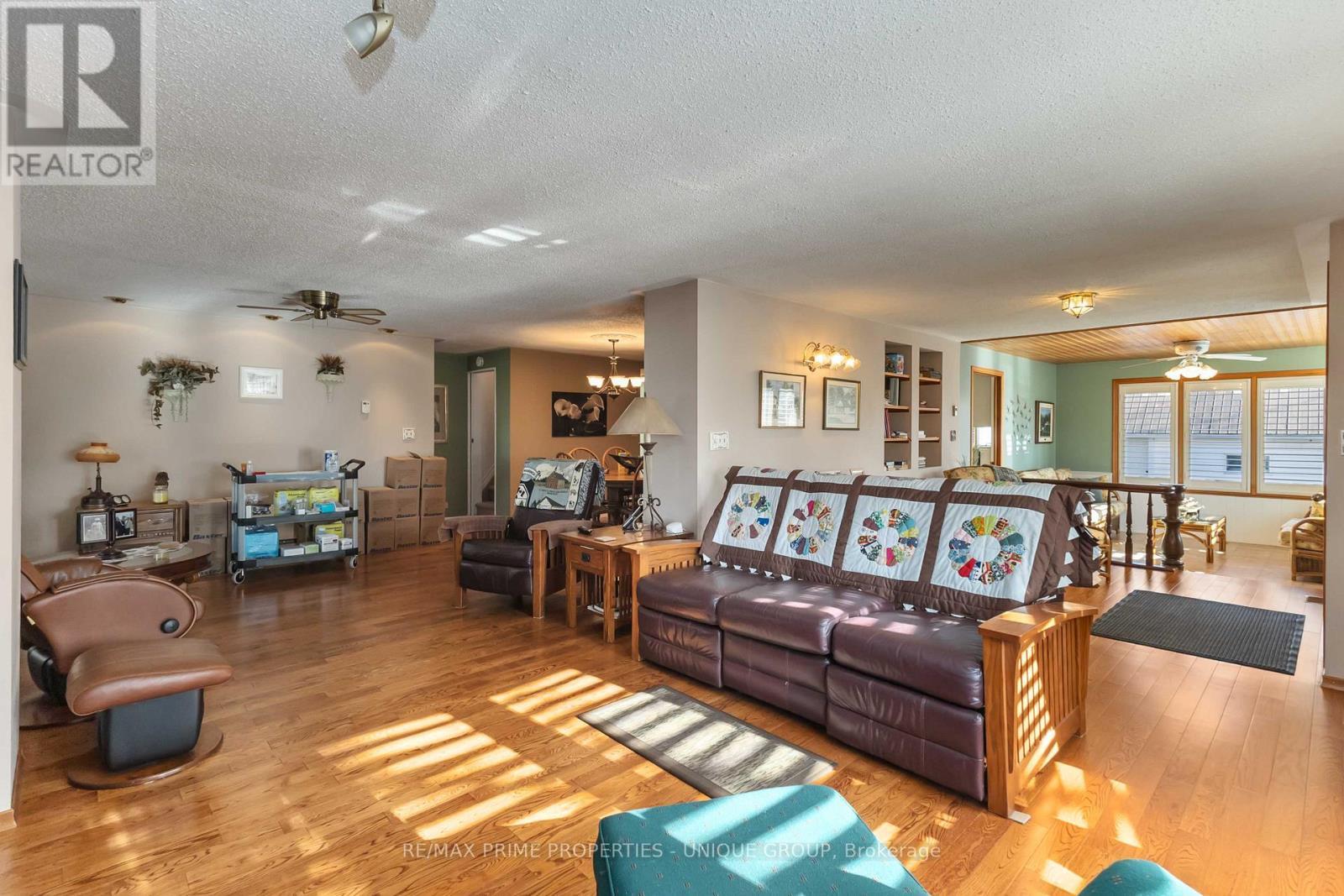 7884 Birnam Line, Warwick, ON - Indoor Photo Showing Living Room