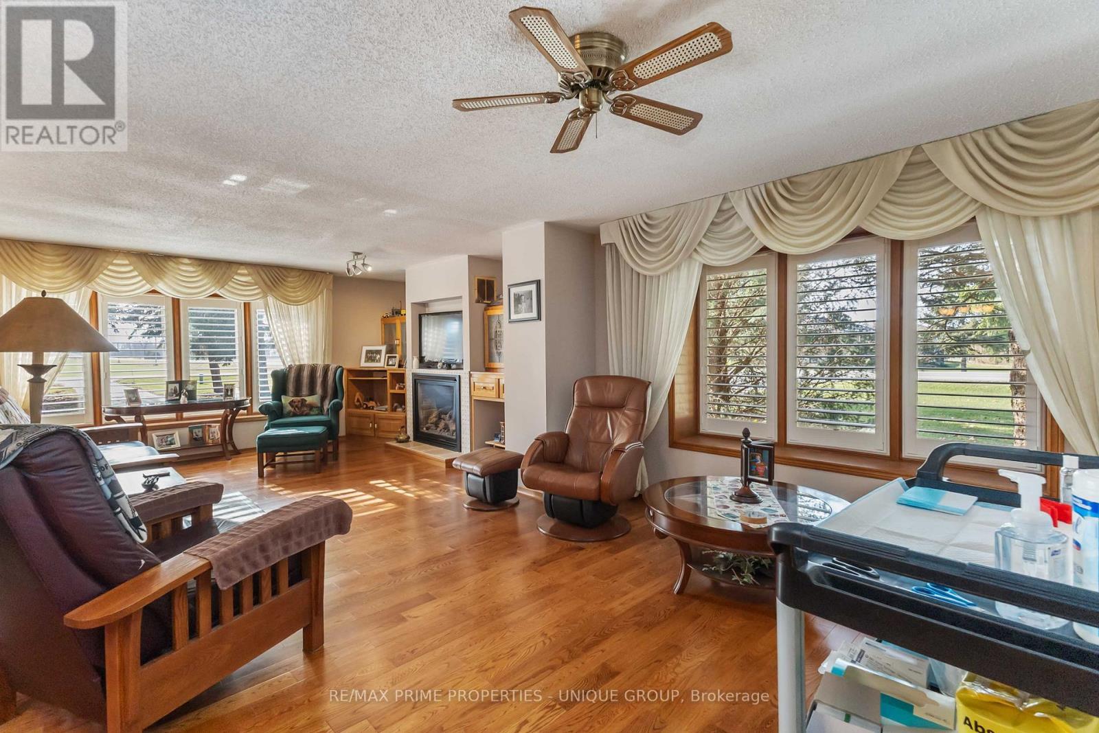 7884 Birnam Line, Warwick, ON - Indoor Photo Showing Living Room