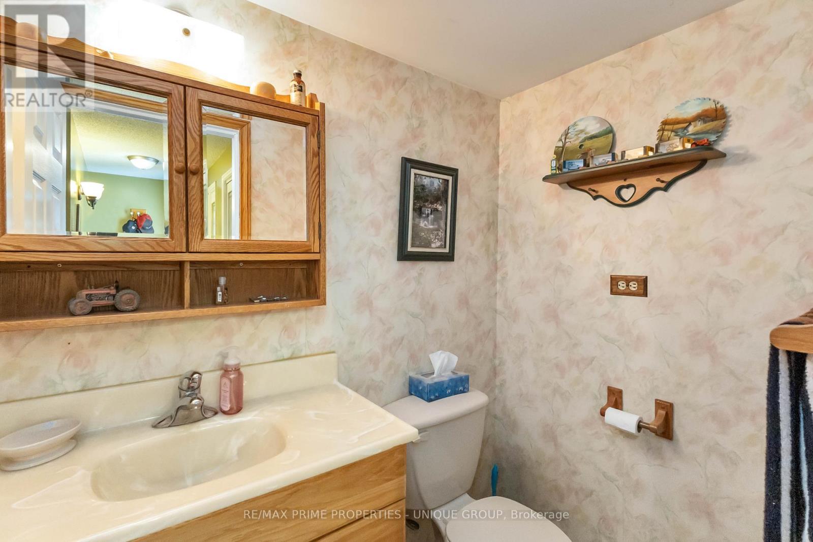 7884 Birnam Line, Warwick, ON - Indoor Photo Showing Bathroom