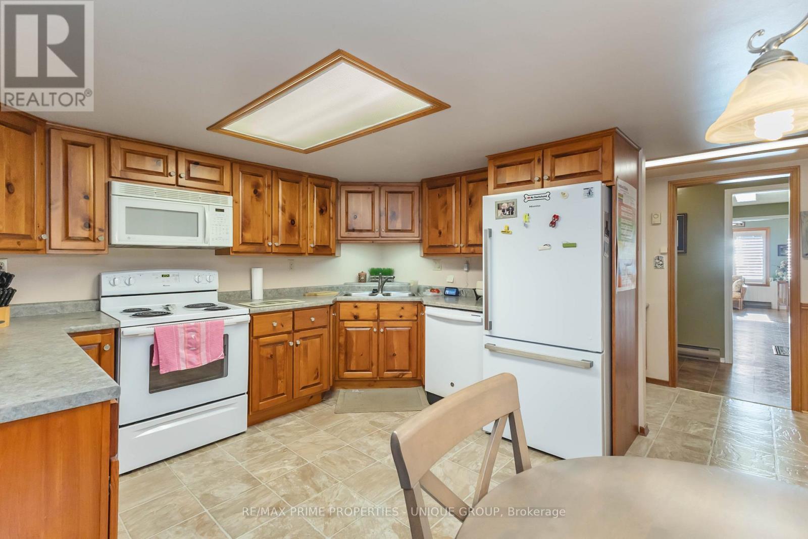 7884 Birnam Line, Warwick, ON - Indoor Photo Showing Kitchen