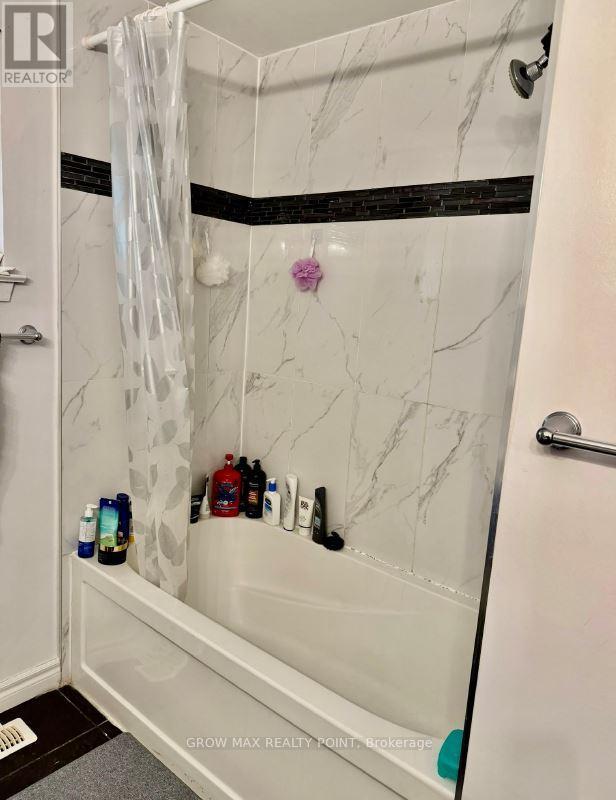 Upper - 14 Bluefin Crescent, Toronto, ON - Indoor Photo Showing Bathroom