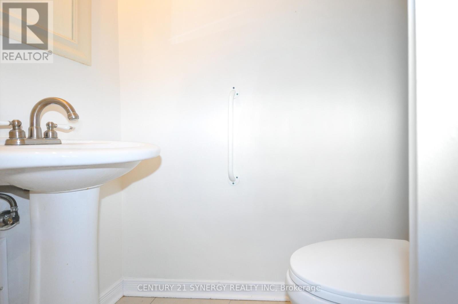 2-pc Main Level Bathroom - 631 - 515 St Laurent Boulevard, Ottawa, ON - Indoor Photo Showing Bathroom