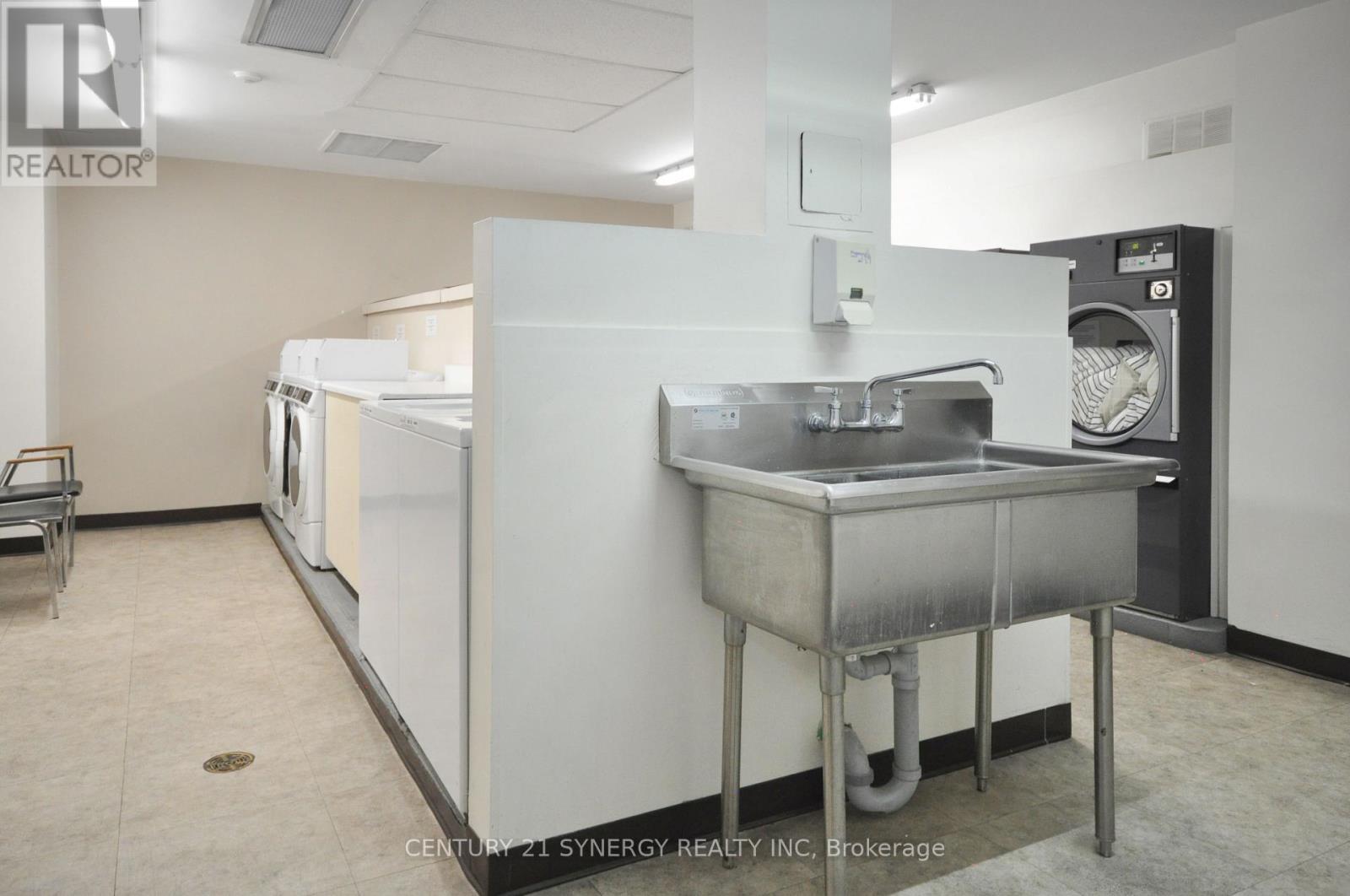 Building Shared Laundry - 631 - 515 St Laurent Boulevard, Ottawa, ON - Indoor Photo Showing Laundry Room