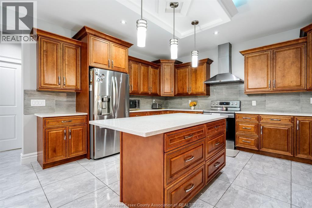 31 Heathview Trail, Leamington, ON - Indoor Photo Showing Kitchen