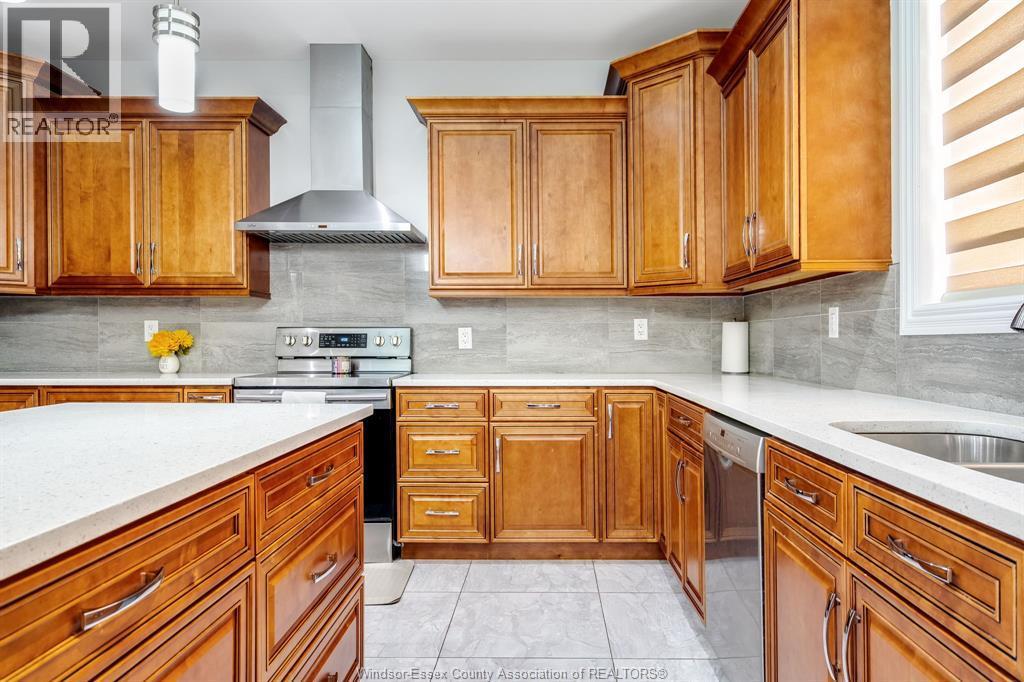31 Heathview Trail, Leamington, ON - Indoor Photo Showing Kitchen