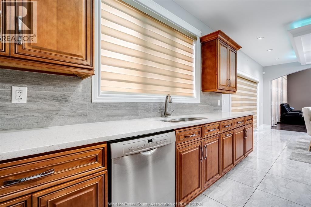 31 Heathview Trail, Leamington, ON - Indoor Photo Showing Kitchen