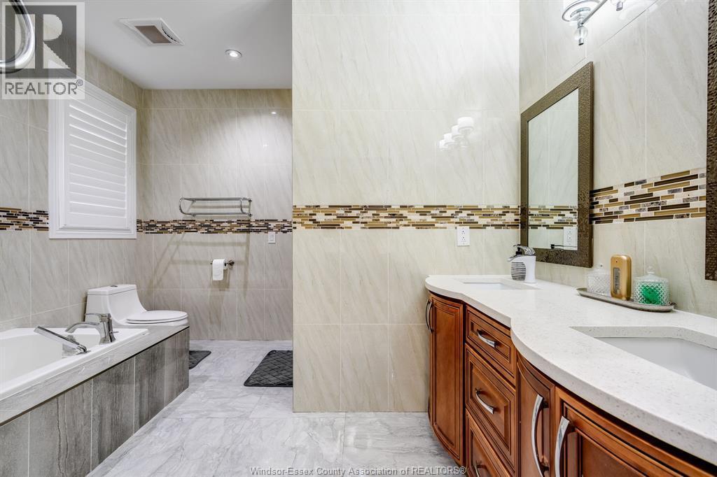 31 Heathview Trail, Leamington, ON - Indoor Photo Showing Bathroom
