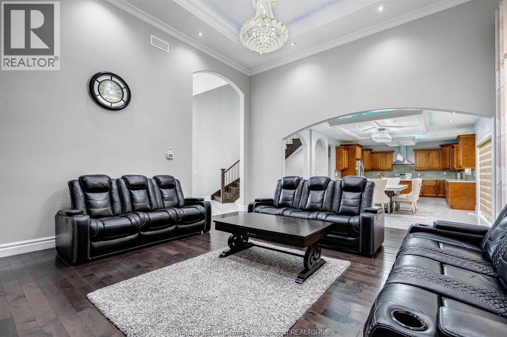 31 Heathview Trail, Leamington, ON - Indoor Photo Showing Living Room