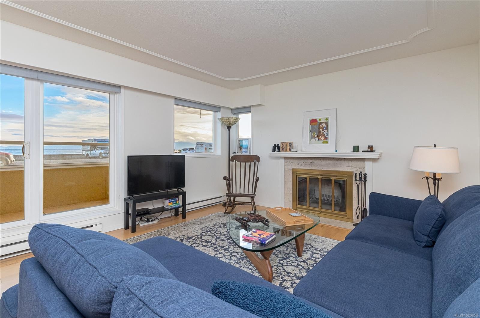 101-1540 Dallas Rd, Victoria, BC - Indoor Photo Showing Living Room With Fireplace