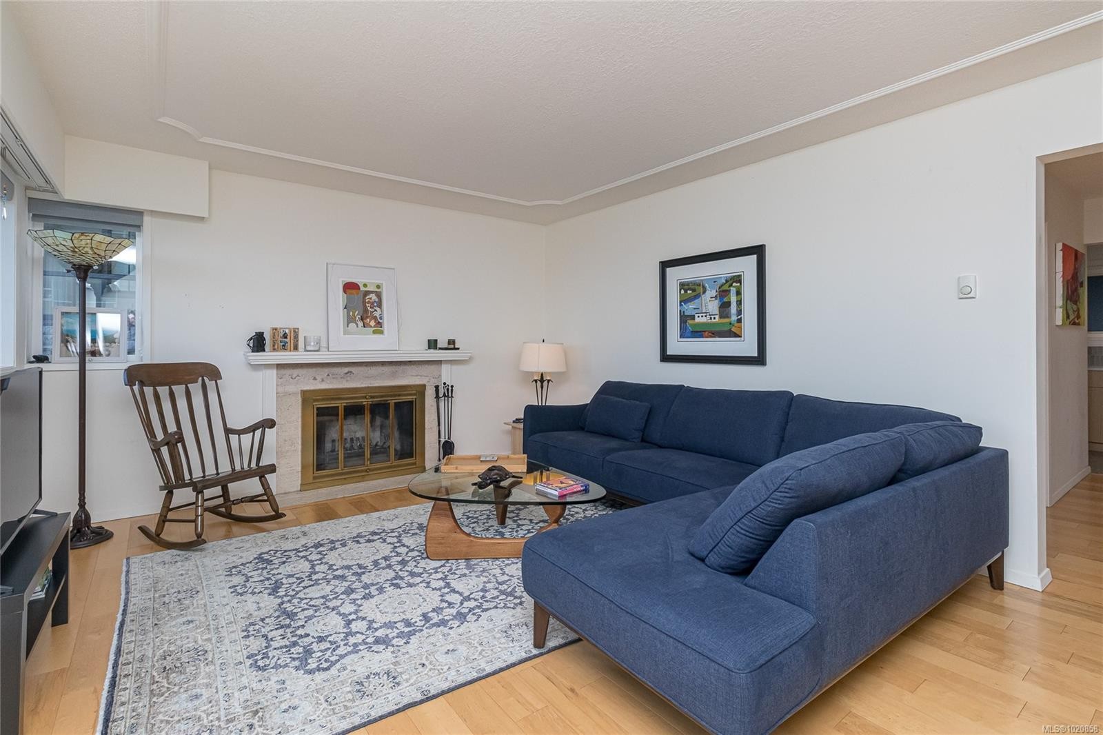 101-1540 Dallas Rd, Victoria, BC - Indoor Photo Showing Living Room With Fireplace