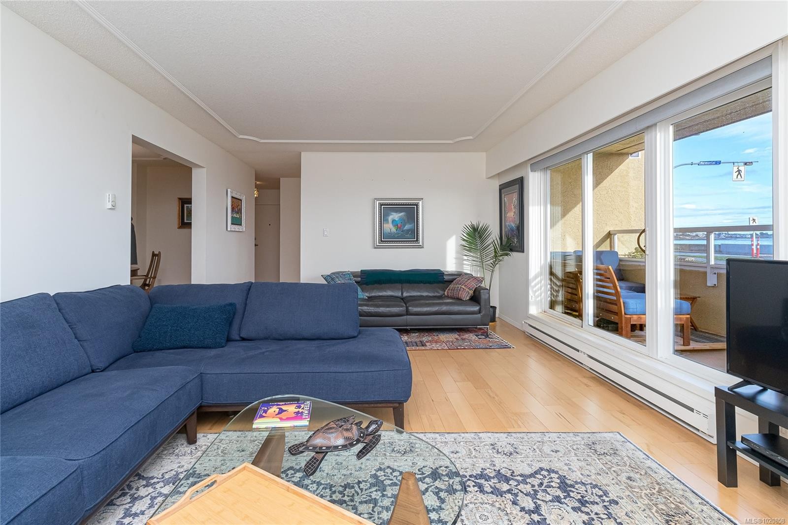 101-1540 Dallas Rd, Victoria, BC - Indoor Photo Showing Living Room