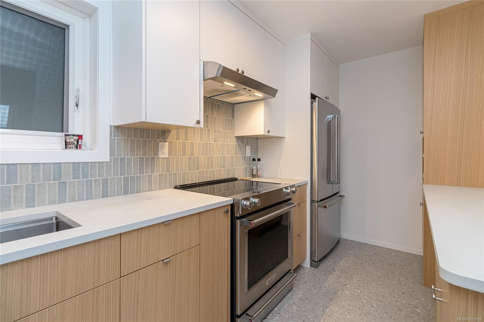 101-1540 Dallas Rd, Victoria, BC - Indoor Photo Showing Kitchen